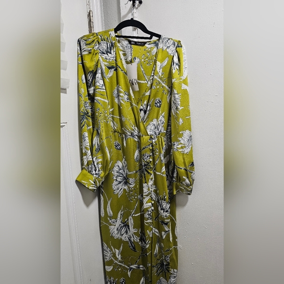Zara | Dresses | Floral Green And White Fabric | Poshmark